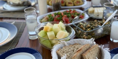 Rakı Sofrası Adabı: Keyfin ve Dostluğun İncelikleri
